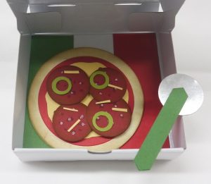 Einladung zum Pizzaessen -gebastelte Minipizza aus Papier in einem kleinen Pizzakarton