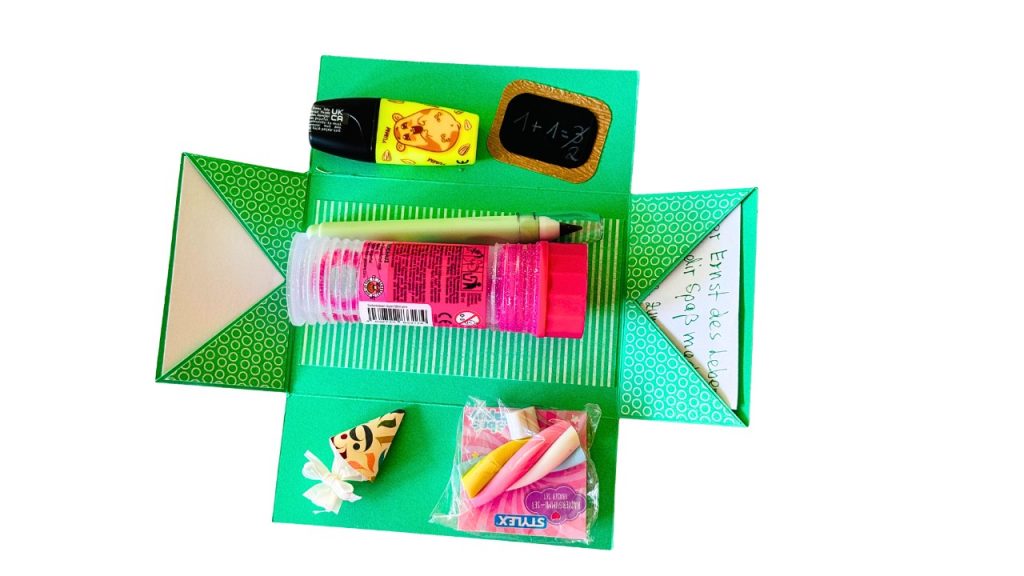 Explosionskoffer zur Einschulung basteln und mit kleinen Geschenken füllen