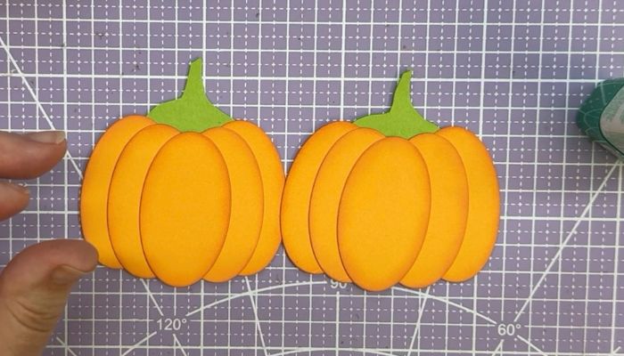 Kürbis aus Ovalen basteln für Herbstliche Verpackung: Kürbis Körbchen basteln mit Sonnenblumen