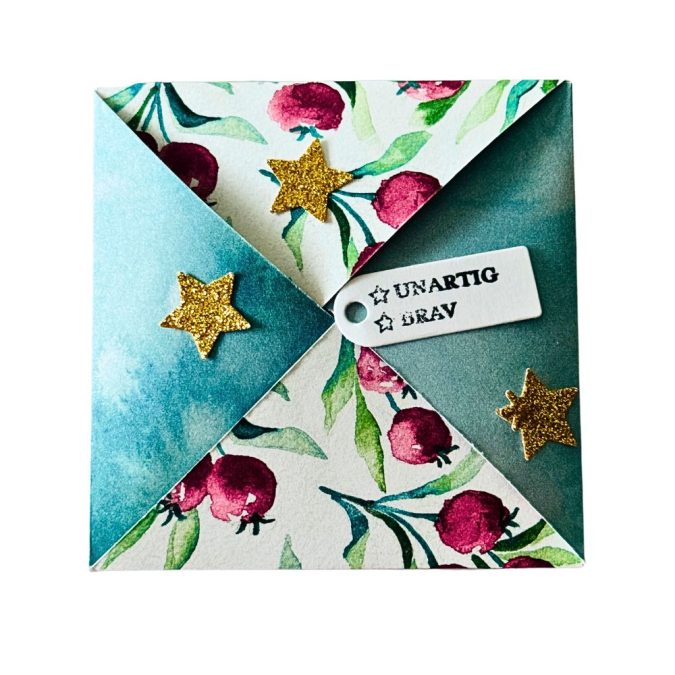 Mini-Umschlag basteln:8 x 8 cm, aus Designerpapier mit Beerenmuster und grünen Dreiecken