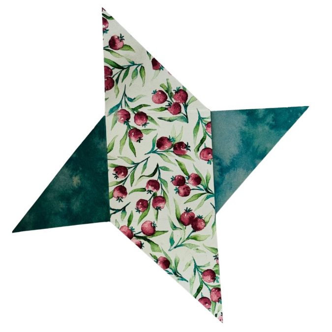 Mini-Umschlag basteln: offen ausgelegter Umschlag aus Designerpapier mit Beerenmuster und grünen Dreiecken